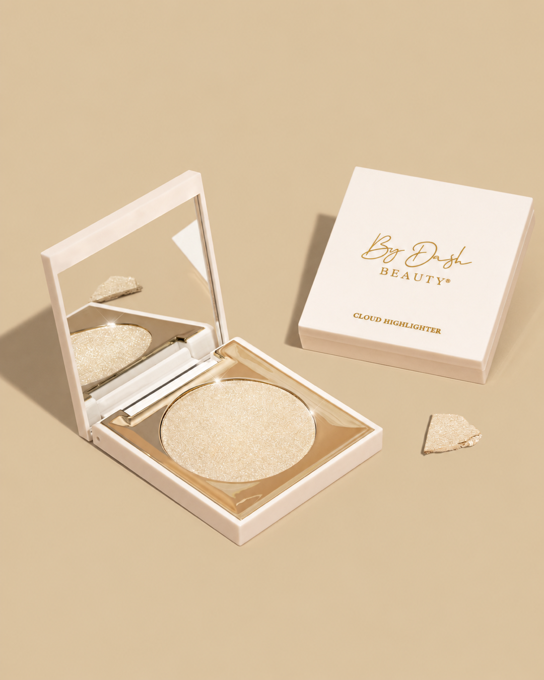 Diamond Dust Cloud Highlighter van By Dash Beauty in een beige setting met open compact en gesloten verpakking
