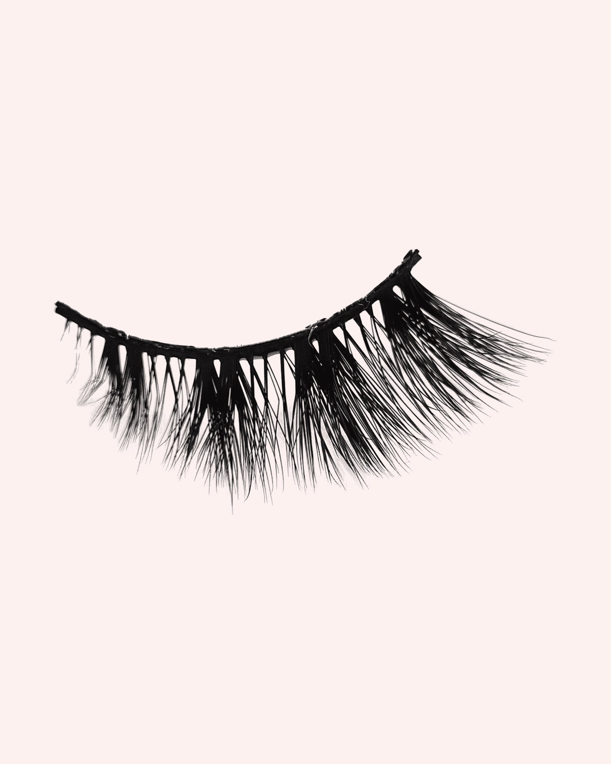 Detail van de haartjes en zwarte band van Main Character halve wimpers van By Dash Beauty