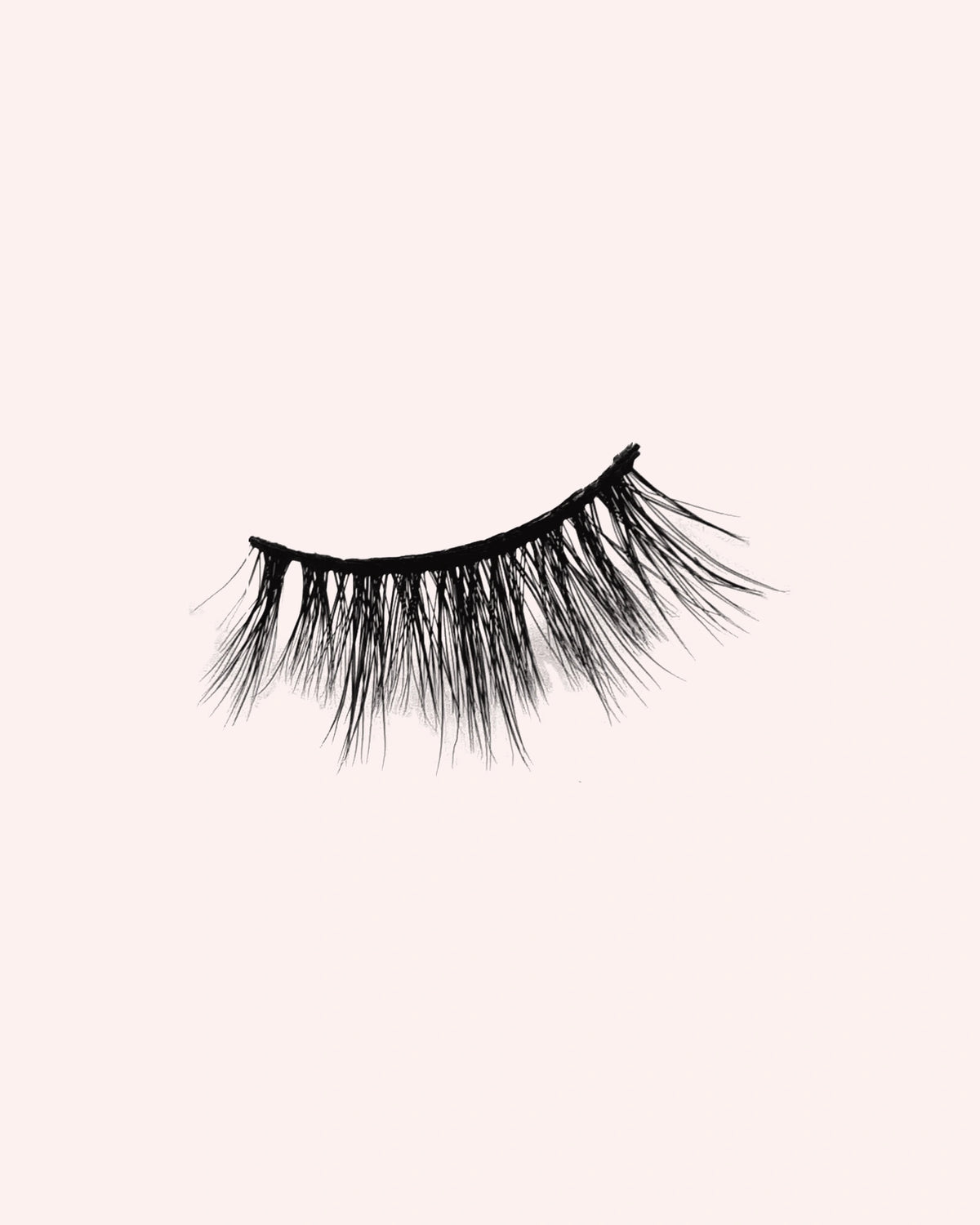 Detail van de haartjes en zwarte band van Pretty Please halve wimpers van By Dash Beauty