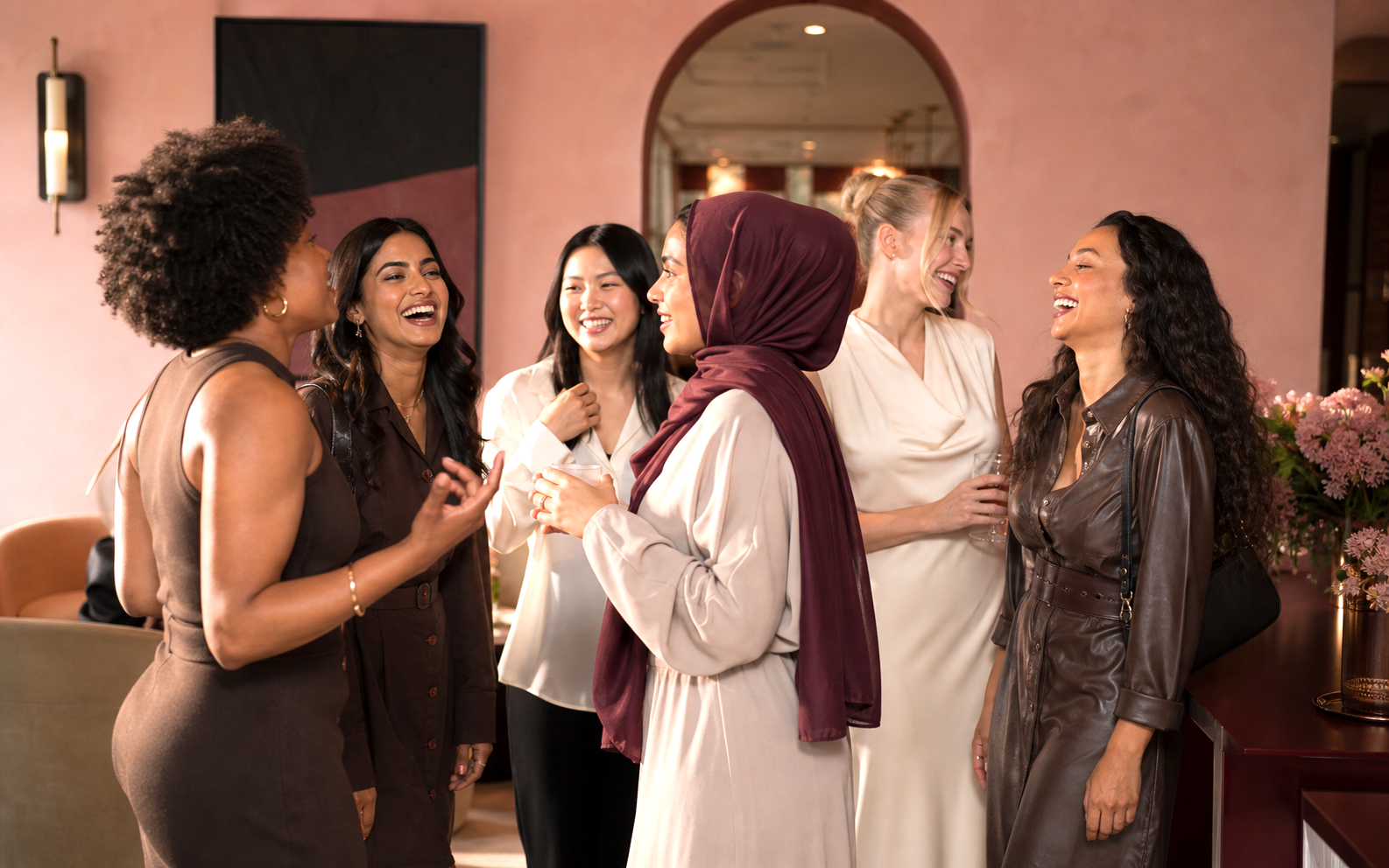 Vrouwen ontmoeten elkaar tijdens een By Dash Community event