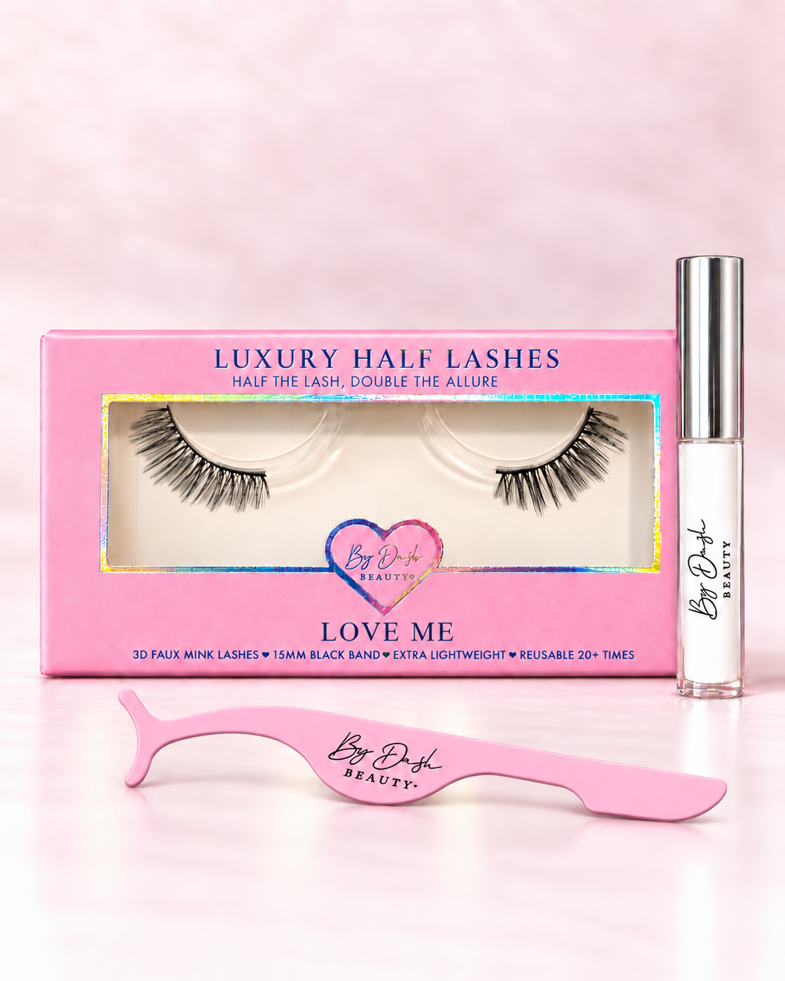 Birthday Bundle – detail van gekozen love me half lashes, witte lijm en applicator; palette, highlighter en clutch ook inbegrepen