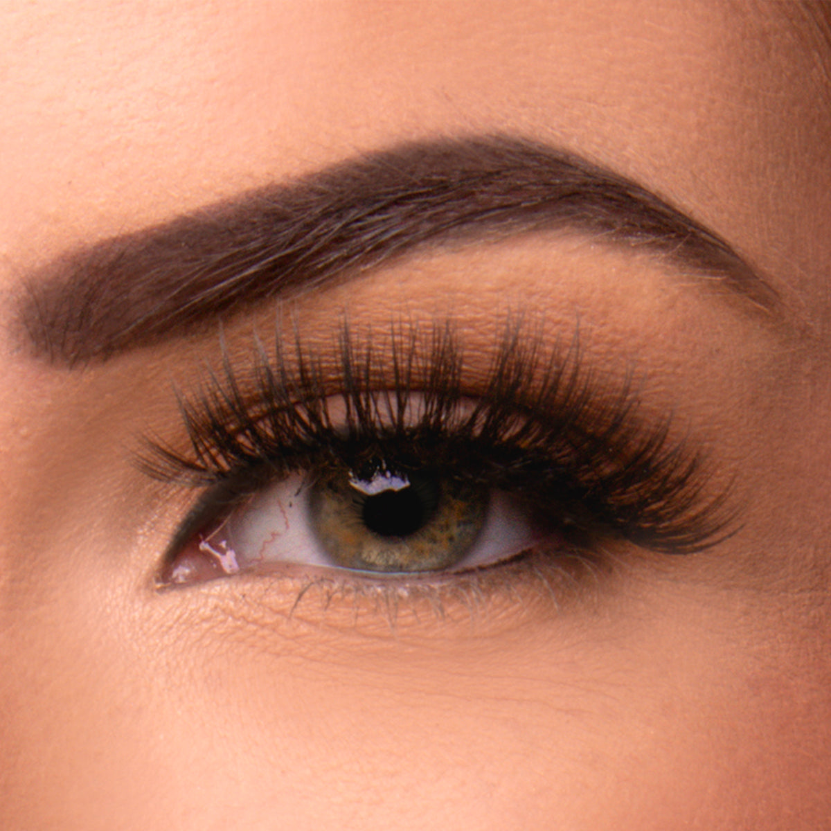 Close-up van een oog met Angel Eyes faux mink wimpers van By Dash Beauty.