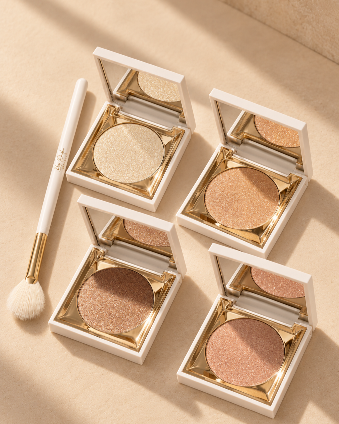 Cloud Highlighters van By Dash Beauty in open compacts met de bijpassende highlighterkwast.