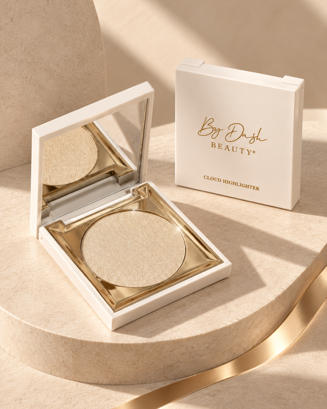 Diamond Dust Cloud Highlighter van By Dash Beauty met open compact en gesloten verpakking