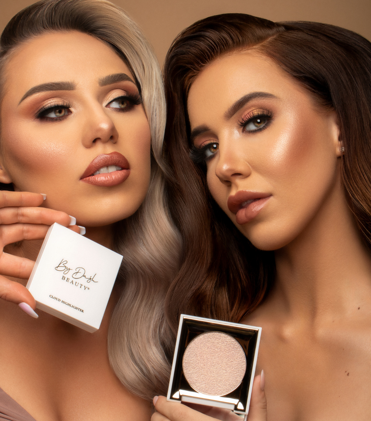 Originele By Dash Beauty campagnefoto met twee modellen en de Cloud Highlighter