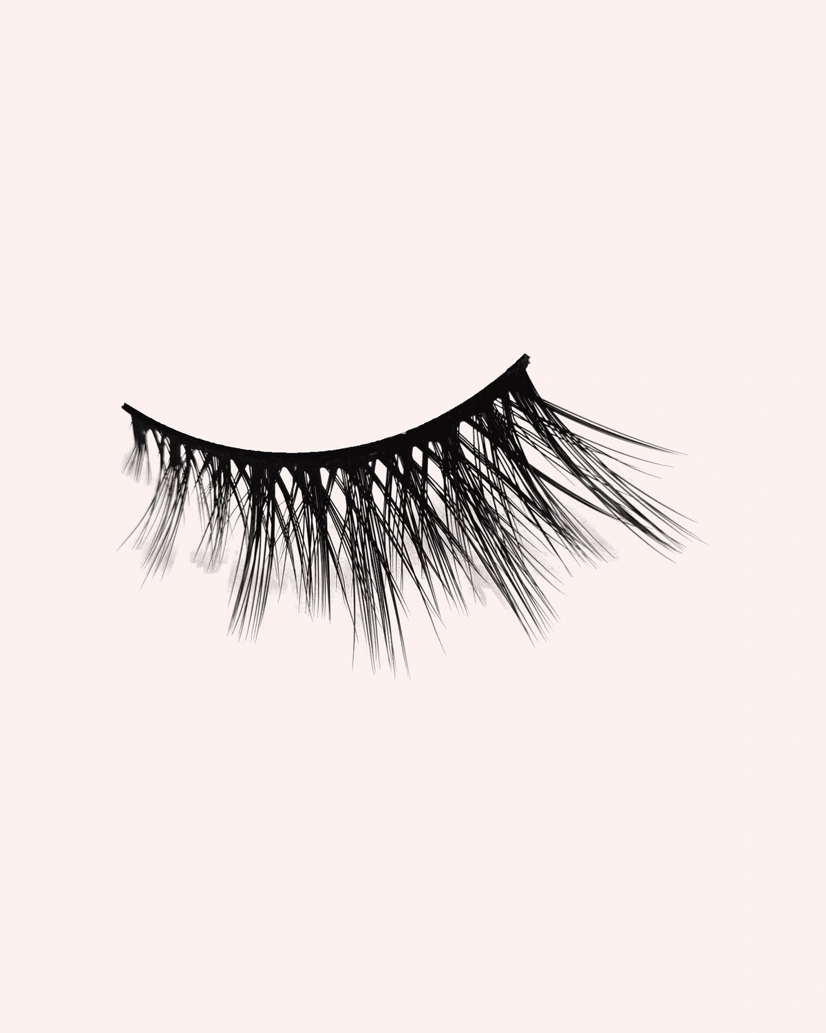Detail van de haartjes en zwarte band van Obsessed halve wimpers van By Dash Beauty