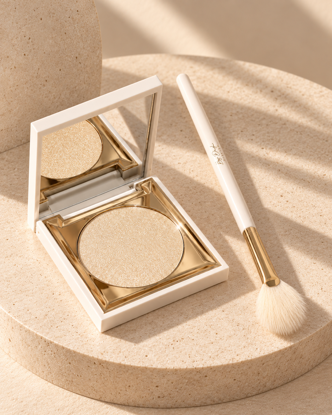 Diamond Dust Exclusive Set: Cloud Highlighter Diamond Dust met de By Dash Beauty highlighterkwast